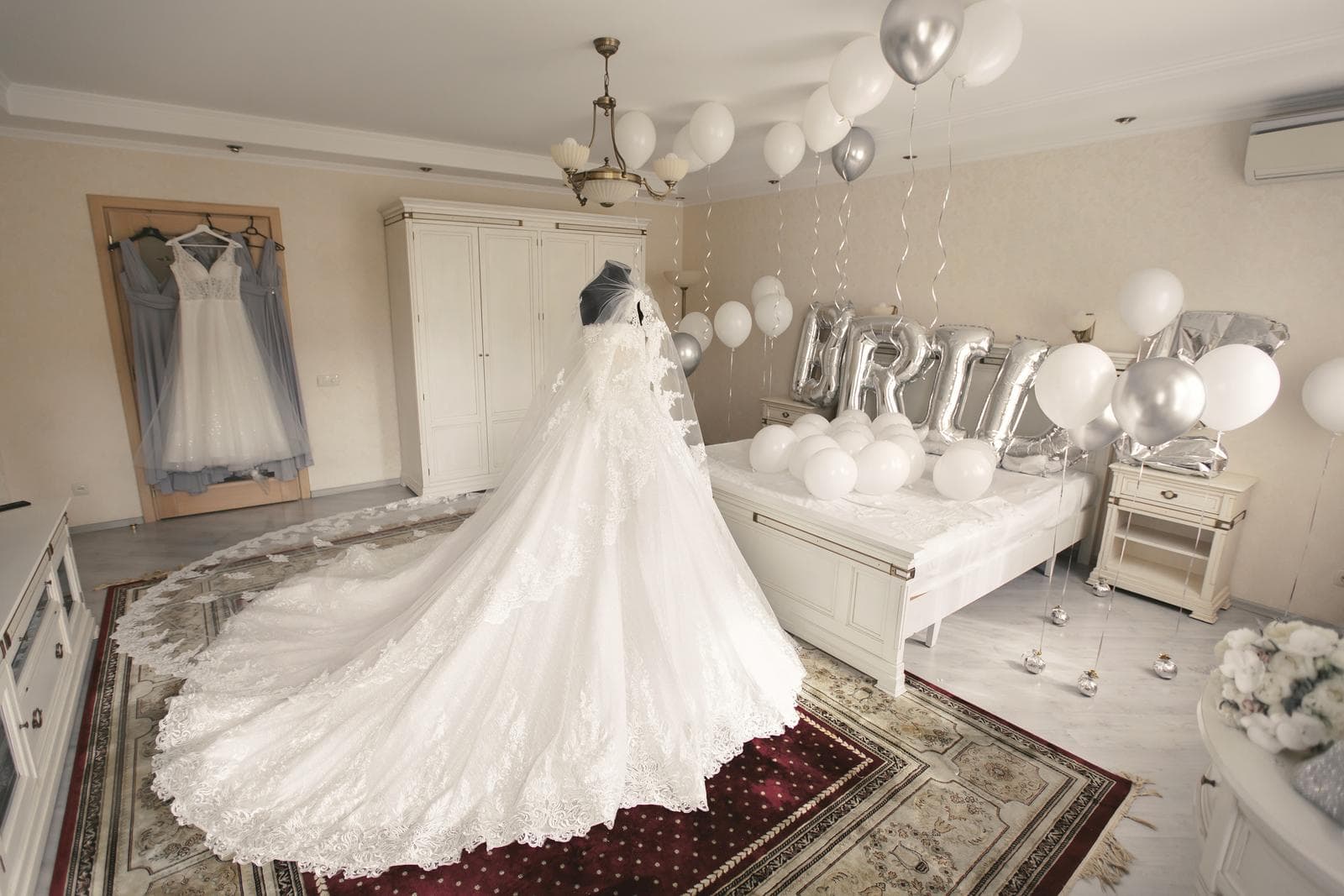 בלוג 429 44378478 chic wedding dress and veil on a mannequin in the bride s gathering room