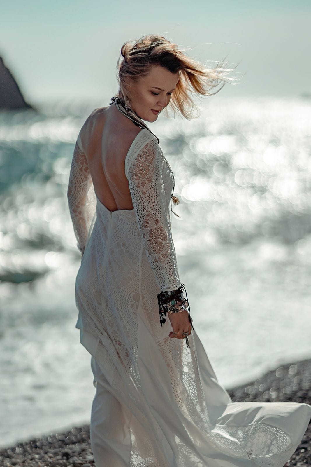 בלוג 432 50130604 woman beach sea white dress the middle aged looks good with blonde hair boho style in a white long dress with beach decorations on the neck and arms