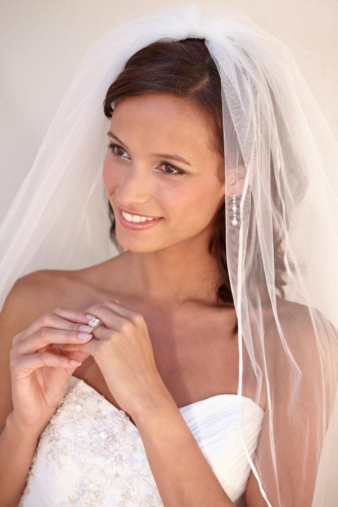 מעצבת שמלות כלה 5 49154376 shes the perfect bride beautiful bride in her wedding dress touching her wedding ring